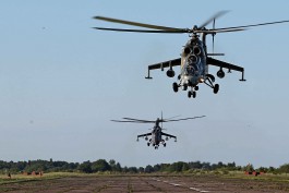 Минобороны показало боевые стрельбы вертолётов в Калининградской области (видео)