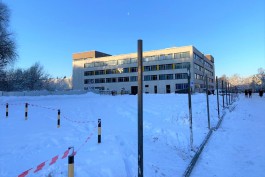 На территории БФУ имени Канта в Калининграде устанавливают забор для строительства нового кампуса (фото)
