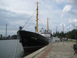 Рыболовецкое судно-музей покидает набережную Музея Мирового океана