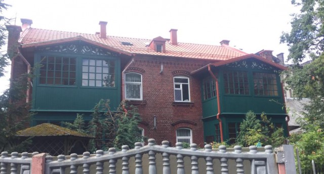 На доме возле парка в Зеленоградске восстановили элементы деревянного зодчества 