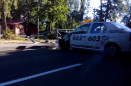 На выезде из Калининграда такси влетело в ограждение