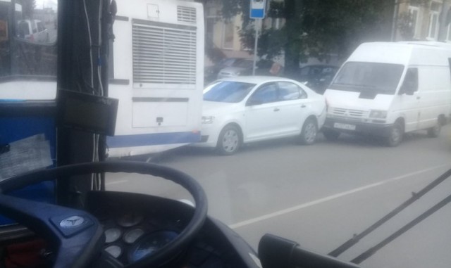Движение по улице Фрунзе в Калининграде серьёзно затруднено из-за ДТП