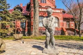 В сквере у краеведческого музея в Зеленоградске установили скульптуру «Мальчик с рыбой» 1928 года