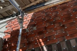 Фасад советской пятиэтажки на проспекте Мира в Калининграде начали украшать декором из фибробетона (фото)