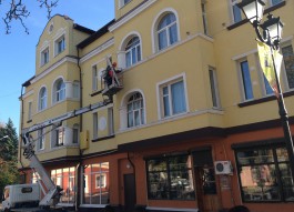 В центре Зеленоградска начали монтировать светильники на зданиях для подсветки фасадов