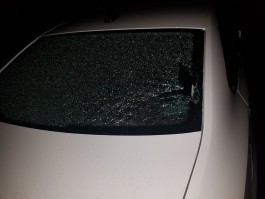 На улице Алданской в Калининграде из-за брошенной петарды разбилось стекло машины
