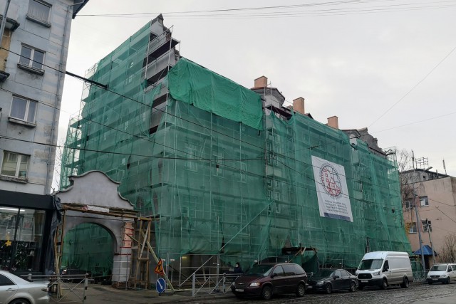 Ремонт исторического дома с аркой на улице Багратиона в Калининграде продлили до Нового года