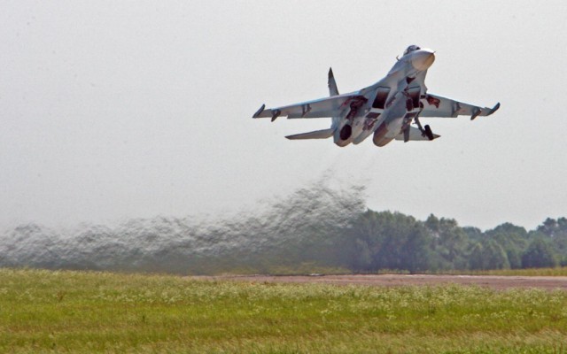 Истребители Су-27 провели учебный воздушный бой в небе над Балтийским морем