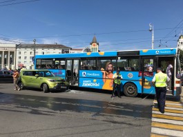 На площади Победы в Калининграде автобус столкнулся с «Киа»: движение затруднено