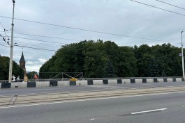 Ремонт тротуара на эстакадном мосту в Калининграде рассчитывают завершить за два-три дня