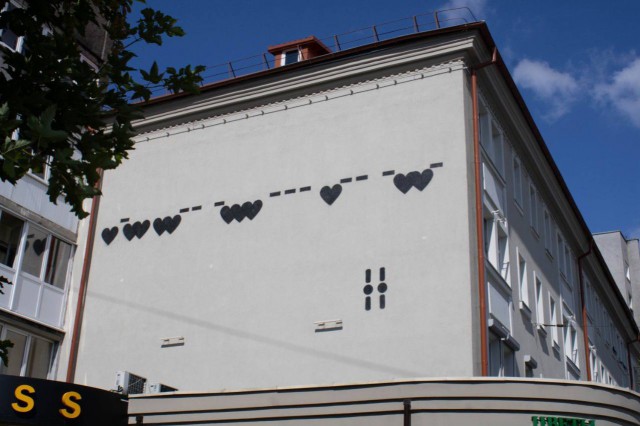 Фасад дома на проспекте Мира в Калининграде украсили словом «любовь» на азбуке Морзе 