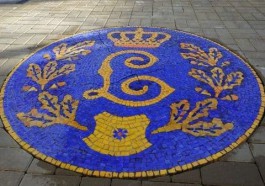 В центре Зеленоградска появилось мозаичное панно с монограммой королевы Луизы