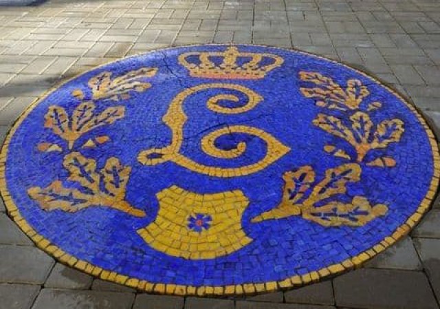 В центре Зеленоградска появилось мозаичное панно с монограммой королевы Луизы
