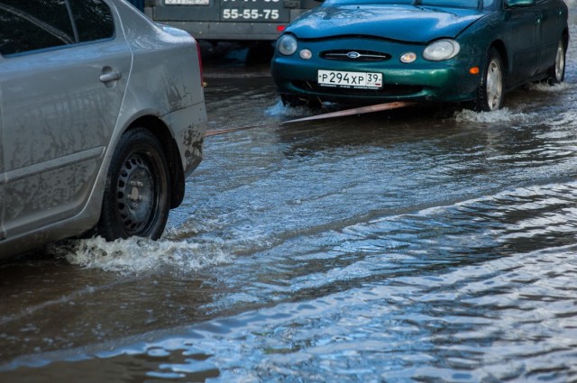 «Машины заглохли, номера утонули»: на Куршской косе затопило дорогу в районе КПП