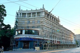 На проспекте Мира в Калининграде начали ремонт довоенного дома с колоннами 