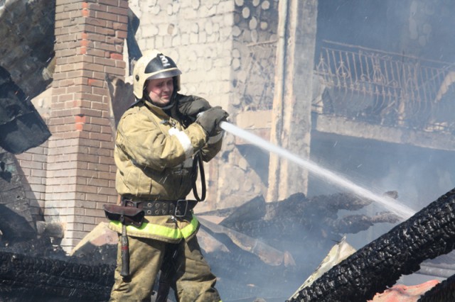 На ул. Ангарской в Калининграде сгорел гараж с автомобилем