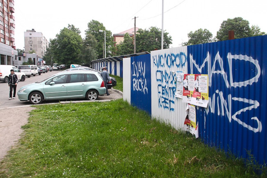 «Местные долгострои»: что происходит за сине-белыми заборами Калининграда (фото)