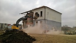 Рядом со строящимся храмом в Гусеве снесли здание бывшего военкомата  (фото)