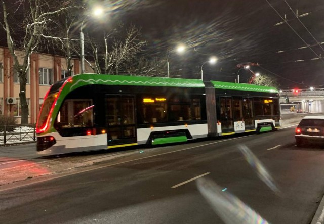 Ночью новый трамвай «Корсар» вышел на улицы Калининграда для испытаний (видео)