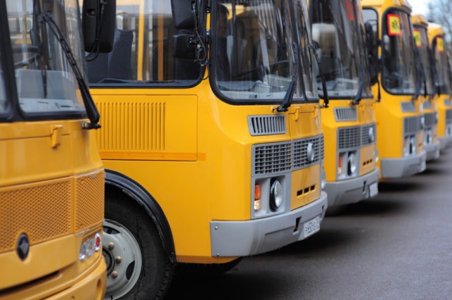 Прокуратура: Под Гвардейском детей возят в школу на автобусе с неисправными дверями