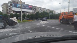 На кольце у бывшей Школы милиции в Калининграде с грузовика упали блоки: движение затруднено