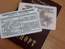 Полицейские задержали в Калининграде жителя Новосибирска с купленными на рынке правами