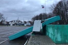 Из-за сильного ветра на площади в центре Балтийска обрушилась стела (фото)