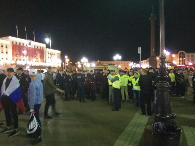 Полицейские разогнали болельщиков на площади Победы в Калининграде