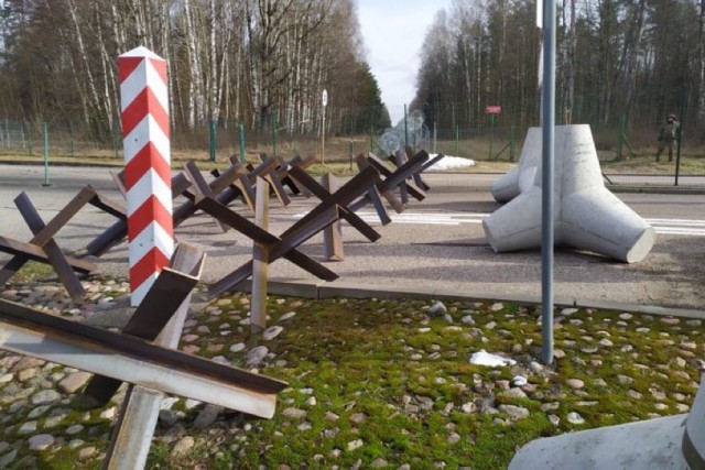 Польша выставила противотанковые ежи на границе с Калининградской областью