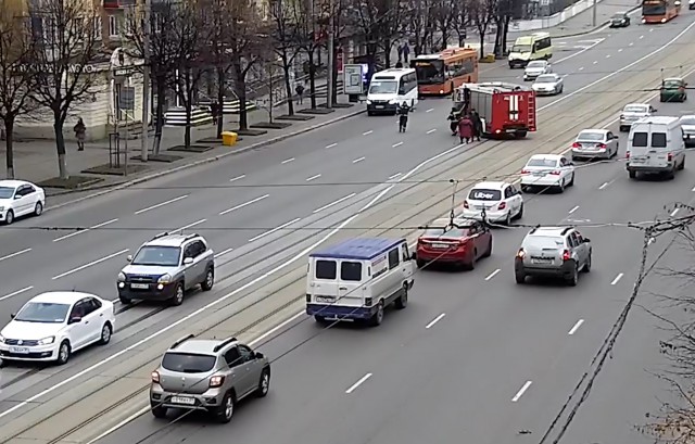 В Калининграде пожарные перекрыли Ленинский проспект, чтобы перевести старушку через дорогу