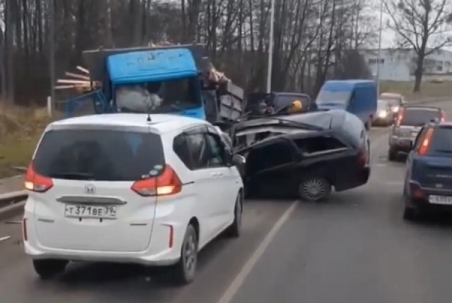 В Гурьевске легковушка на встречке врезалась в грузовик: движение затруднено