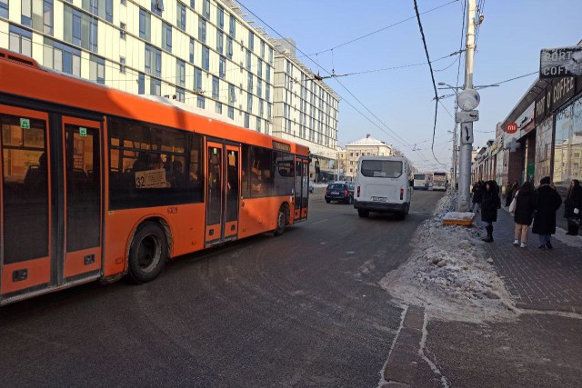 Выделенную линию на улице Черняховского в Калининграде планируют обустроить посередине дороги