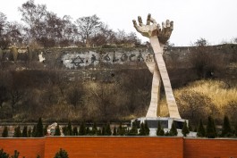 «Застроить склон»: архитекторы представили многоуровневый апарт-отель у памятника жертвам Холокоста в Янтарном (эскиз)
