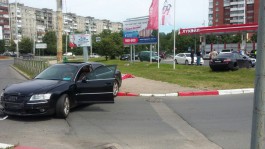 На автозаправке в Калининграде «Ауди» врезалась в «Тойоту» и снесла флагшток (фото, видео)