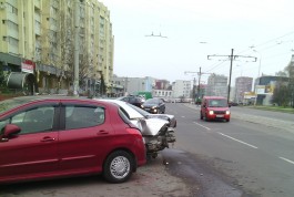 В Калининграде полицейский за рулём «Пежо» разбил два автомобиля и отказался от проверки на трезвость (фото)