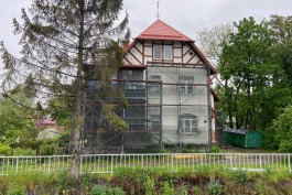 На улице Гагарина в Калининграде начали ремонт старинного дома с резной верандой