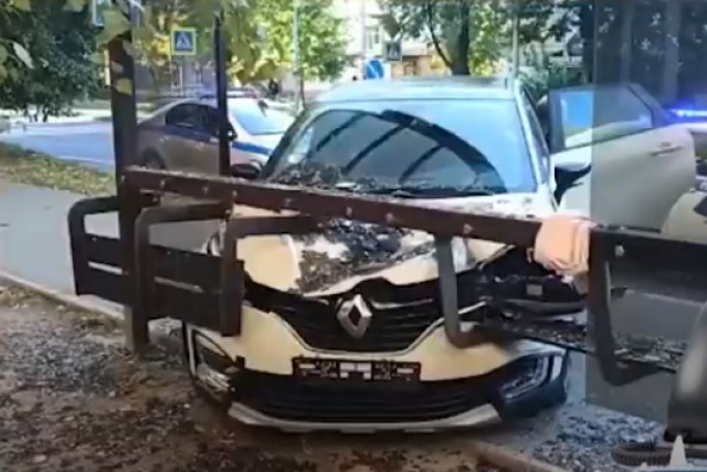 Калининградская полиция опубликовала видео ДТП, где «Рено» въехал в остановку с людьми  (видео)