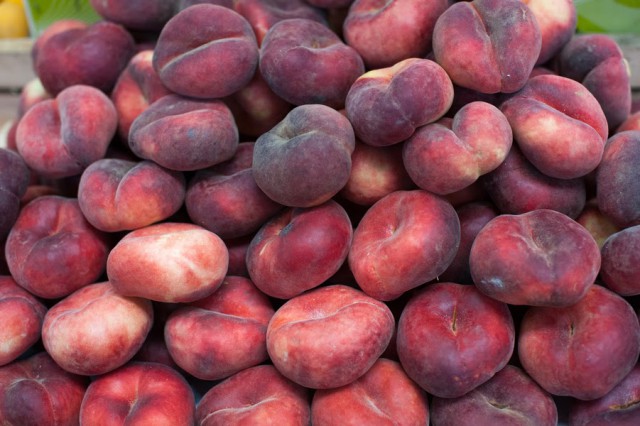 В Немане работодатель избил сотрудника из-за украденного ведра персиков