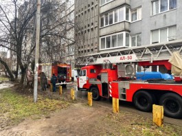 На улице Машиностроительной в Калининграде спасли двух человек из горящей многоэтажки