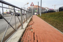 На улице Октябрьской в Калининграде провалилась часть тротуара рядом с Высоким мостом (фото)