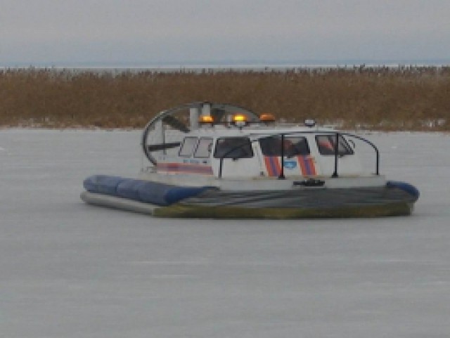 Спасатели эвакуировали со льдины в Калининградском заливе семь рыбаков