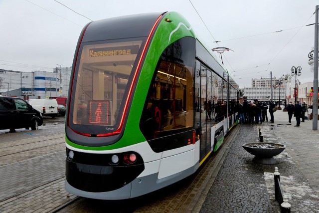 Первые трамваи «Корсар» отправили в Калининград на паромах