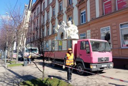 «Наши девушки в небе»: как устанавливали скульптуру на крыше исторического дома на Ленинском проспекте