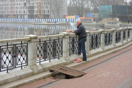 На Верхнем озере в Калининграде провалилась тротуарная плитка (фото)