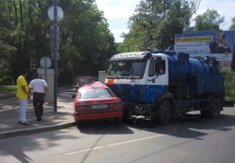 На ул. Суворова в Калининграде грузовик с цистерной протаранил легковушку
