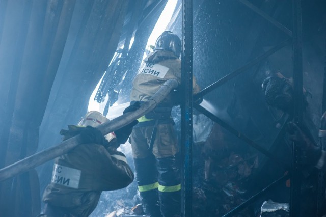 Под Калининградом пожарные спасли человека из горящего эллинга