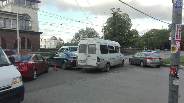 В центре Калининграда столкнулись маршрутка и легковушка: образовалась пробка