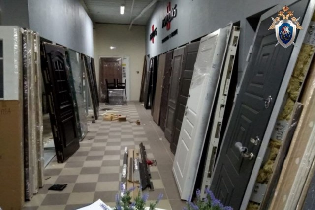 В Калининграде возбудили уголовное дело после падения металлической двери на ребёнка