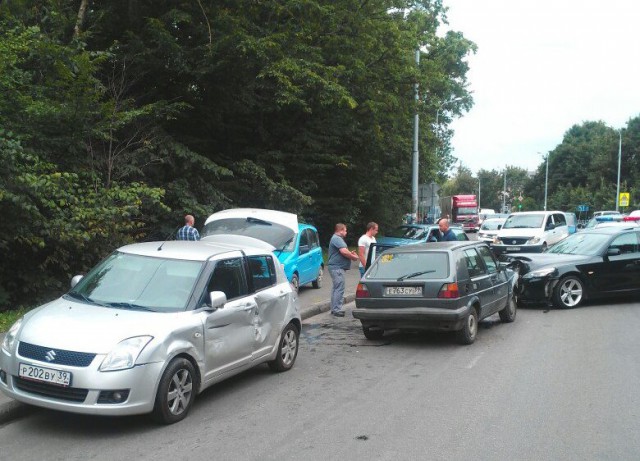Очевидцы: На ул. Гагарина в Калининграде водитель умер за рулём, спровоцировав массовое ДТП