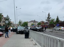 На улице Гагарина в Калининграде после столкновения машина вылетела на тротуар